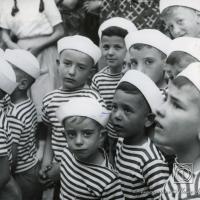 Bambini vestiti alla marinara